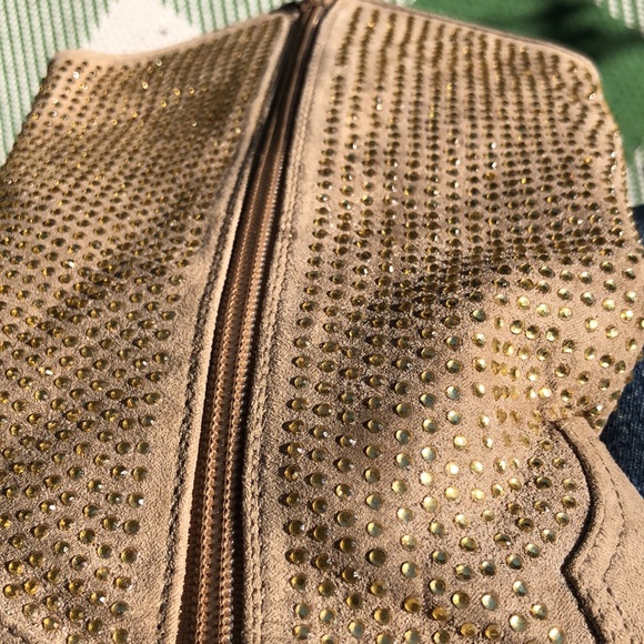 Faux leather bling cowboy boots w/ rustic sole and heels. Zipper closure Size 8 - Picture 11 of 11